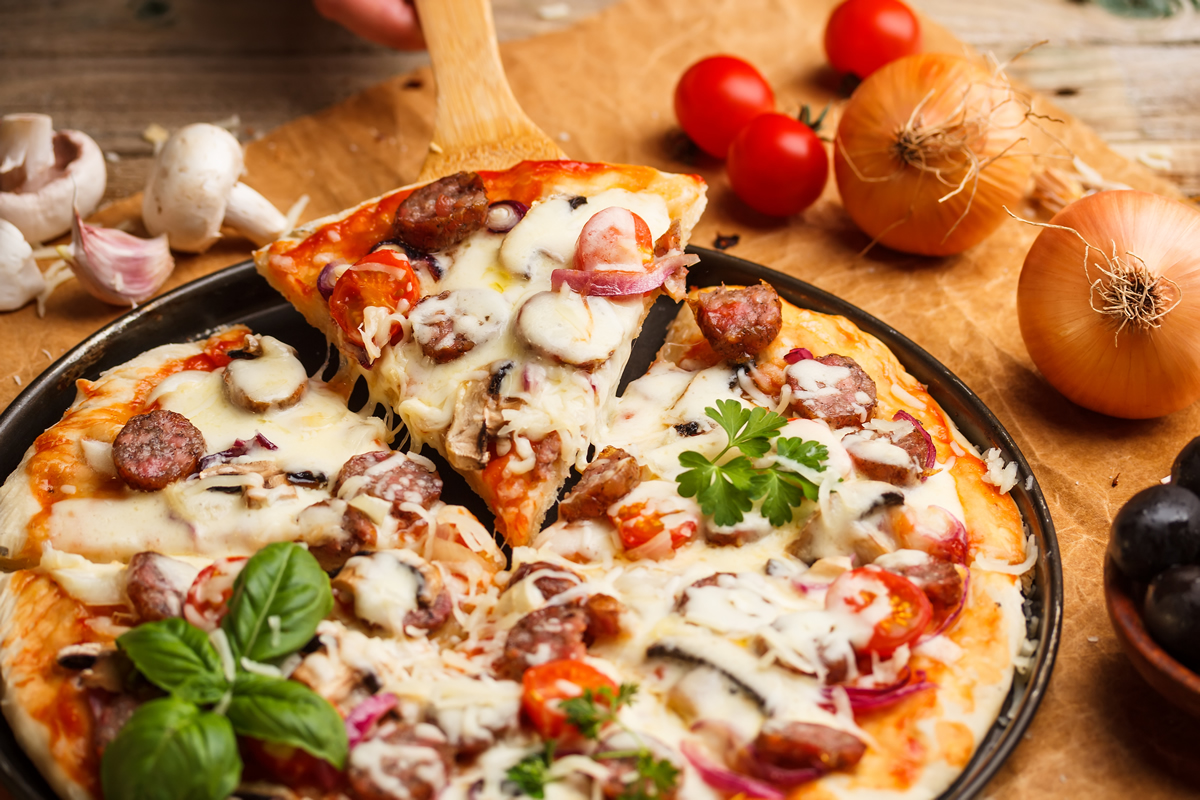 рецепты пиццы с колбасой и помидорами начинка фото 99